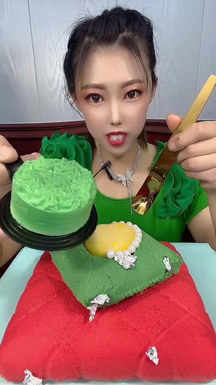 绿色抹茶慕斯蛋糕 吃了甜食会开心