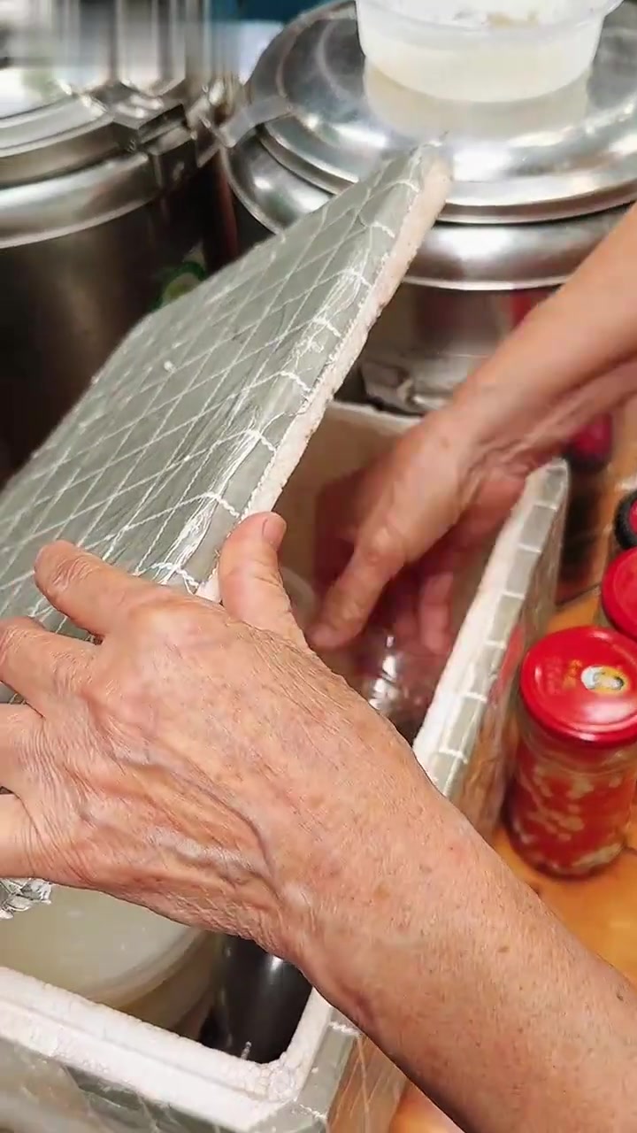 重庆街头的冰粉奶奶