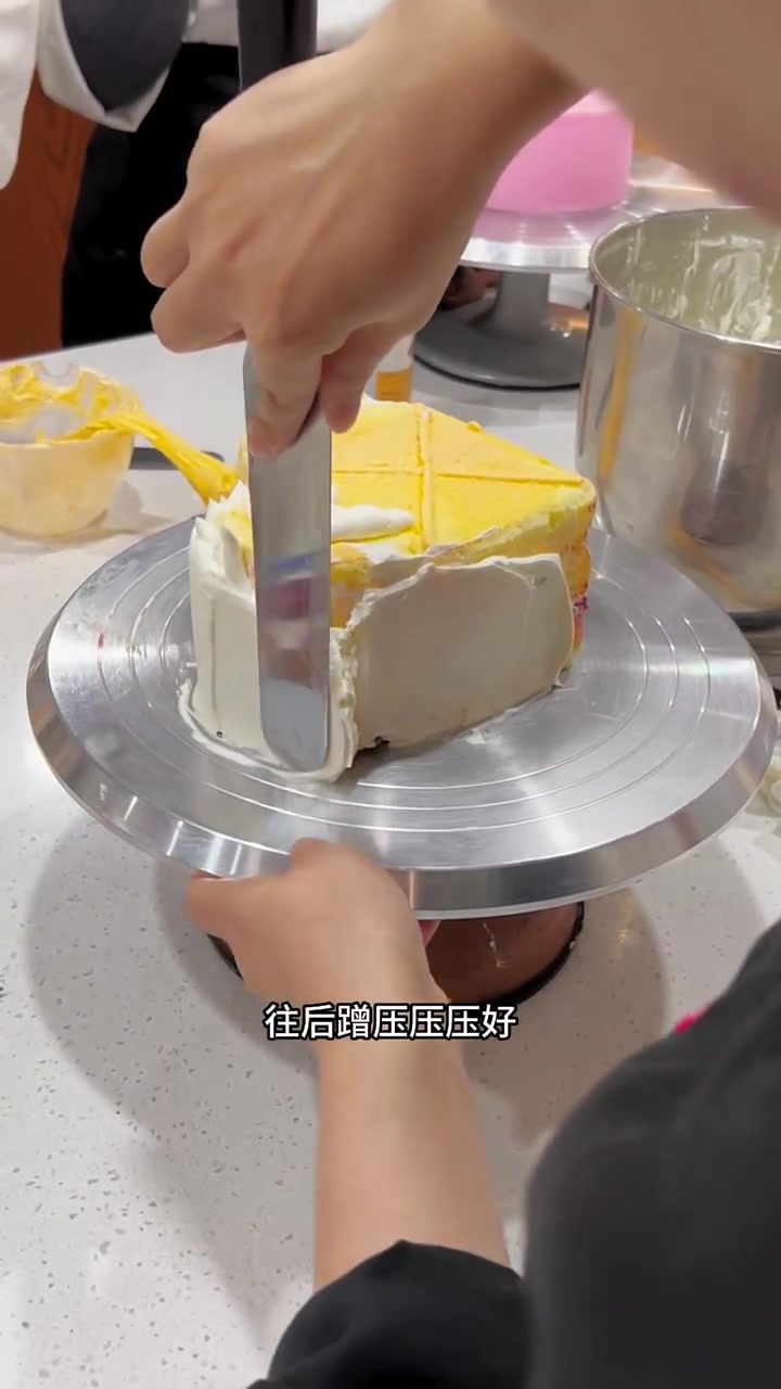 1分钟学会心形蛋糕抹面技巧