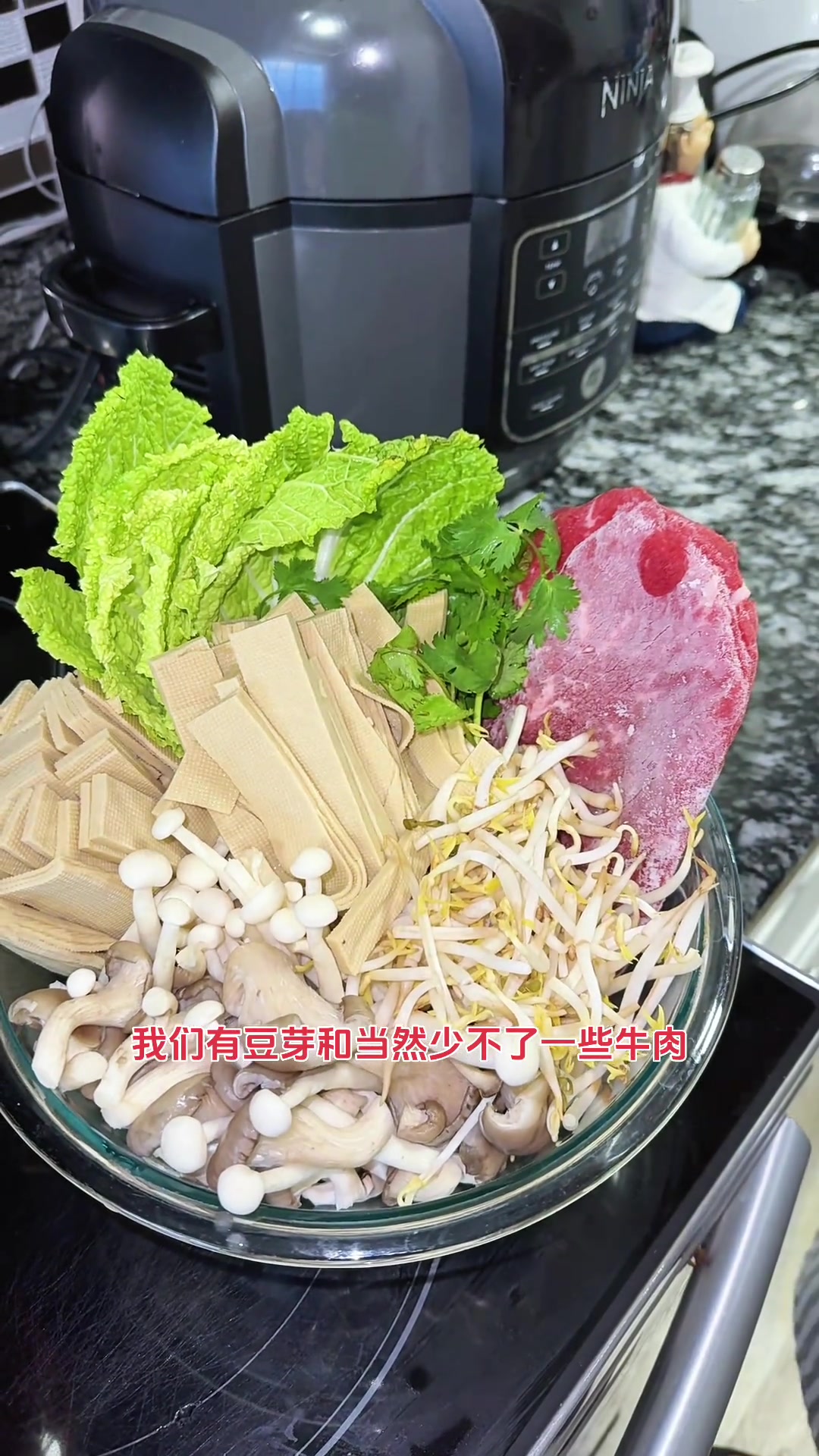 欢迎来到洋泌的厨房,今天来尝试制作我最爱吃的麻辣烫。因为迈阿密没有好吃的麻辣烫店,为了解馋