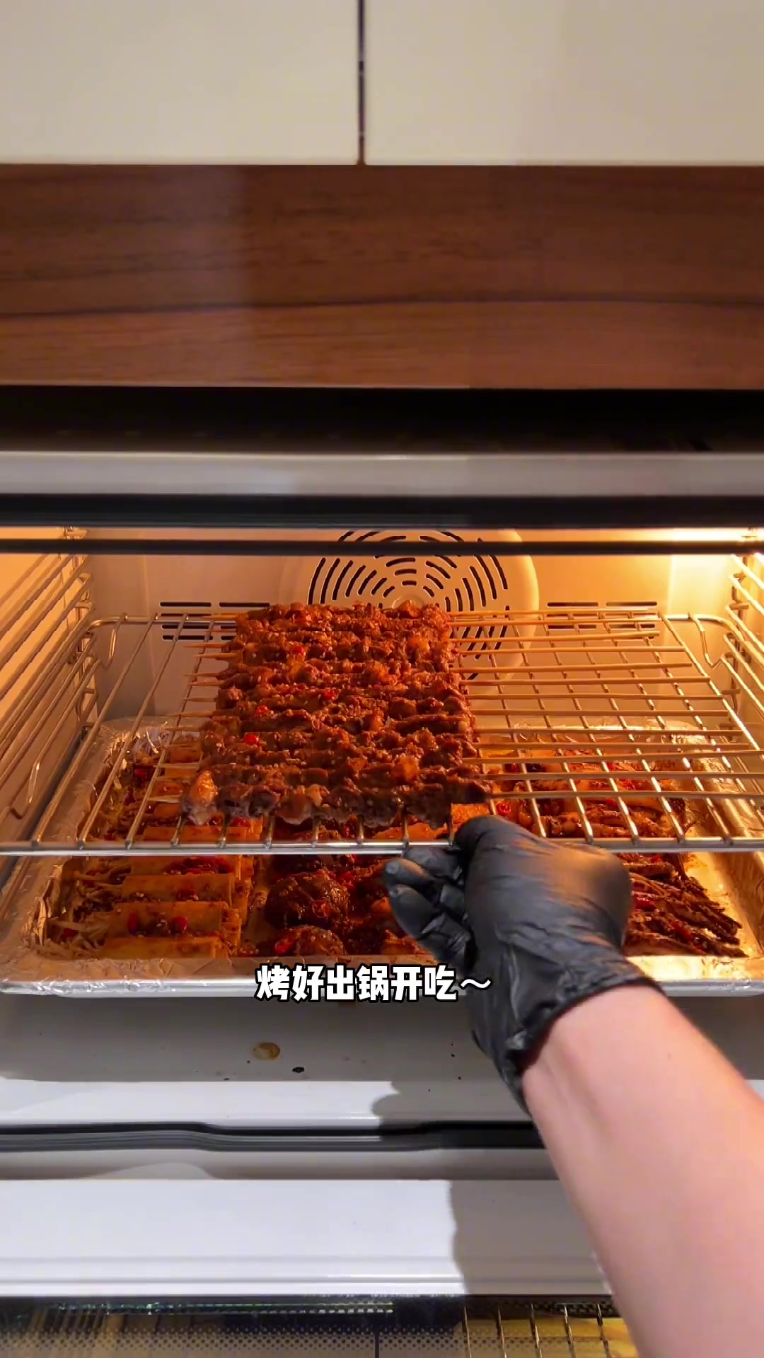 夜宵哪能少的了烧烤呢这道家庭版烤箱烧烤一定要给自己安排一顿