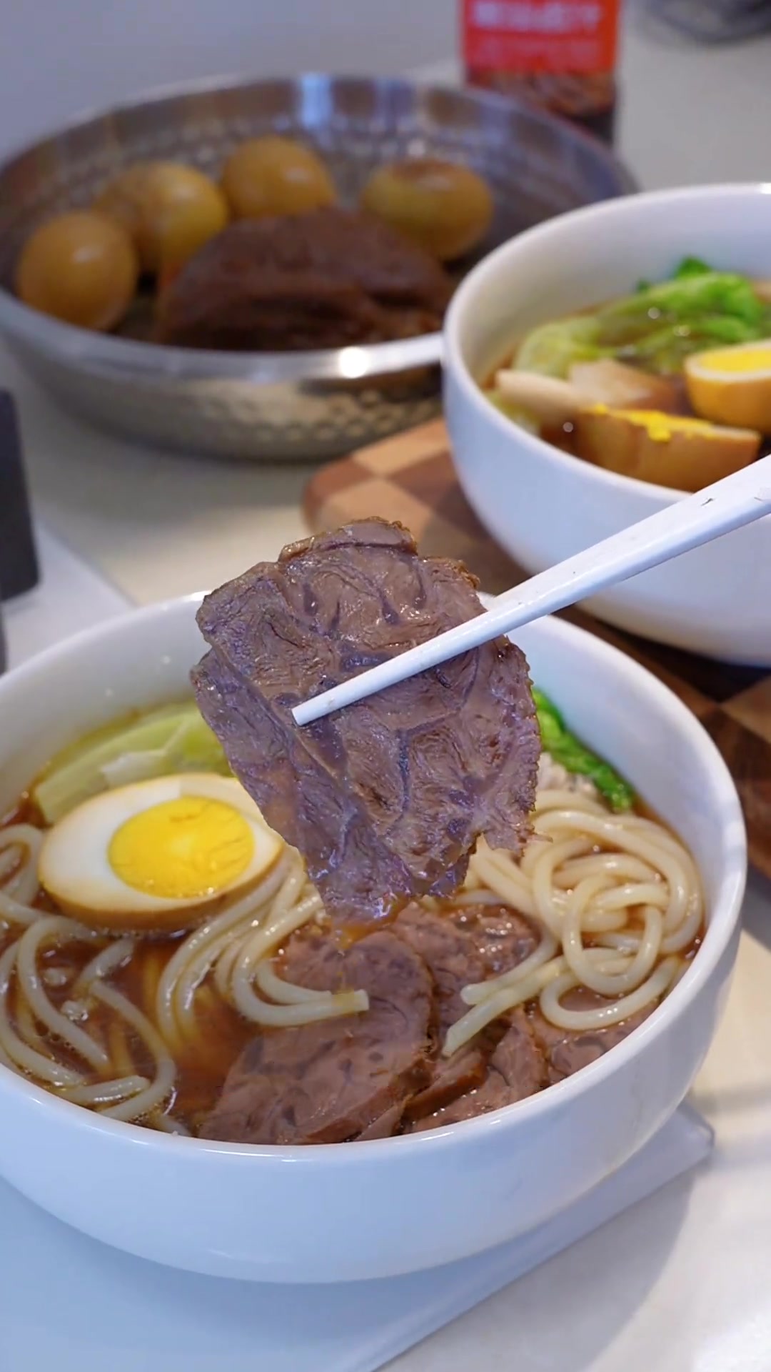 晚上做了卤牛肉,早上煮一碗牛肉米粉!潮汕卤汁汤底咸鲜又不油腻纯纯的牛肉味,真的很好吃