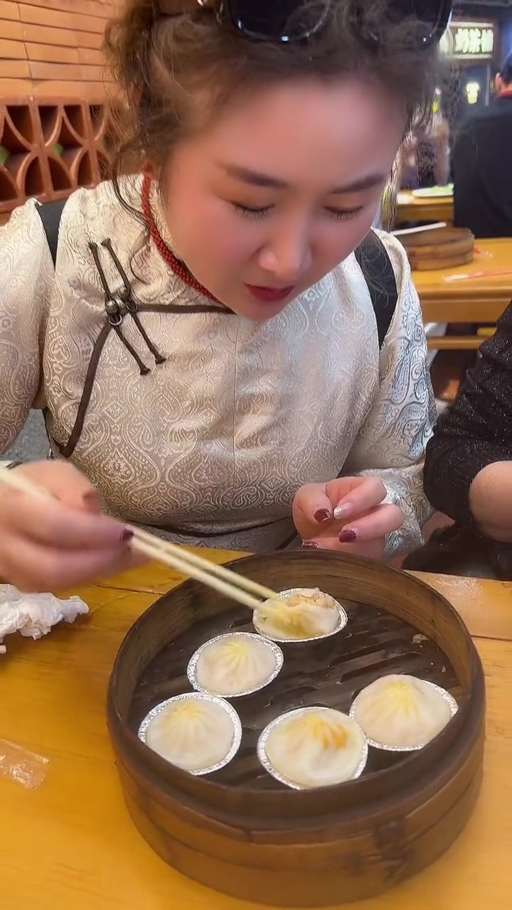 大家数一下我在鼓浪屿小吃街一共吃了几种特色美食183号鱼丸店听说已经开了30年喽