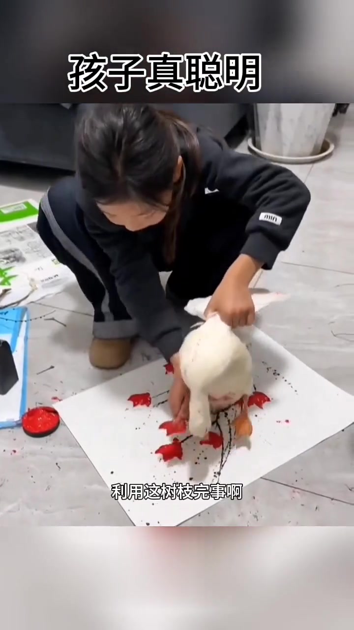 小孩用树枝和鸭脚丫作画活灵活现