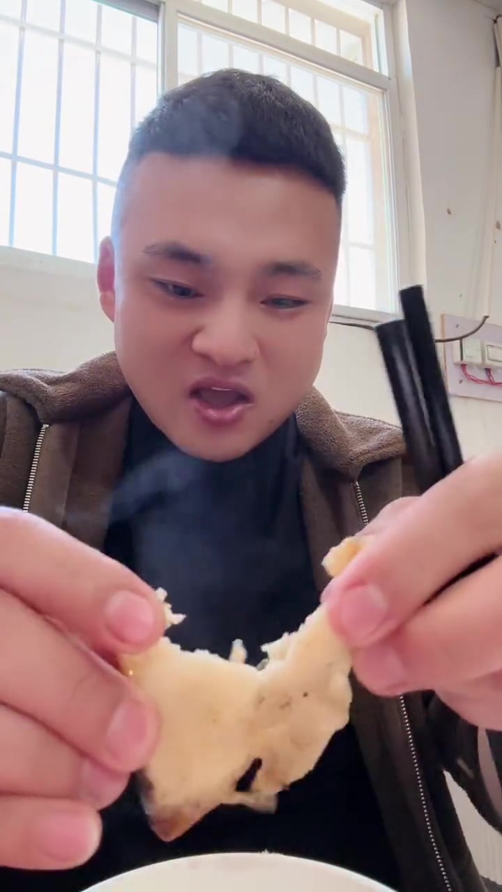 热腾腾的锅贴饺子出锅喽