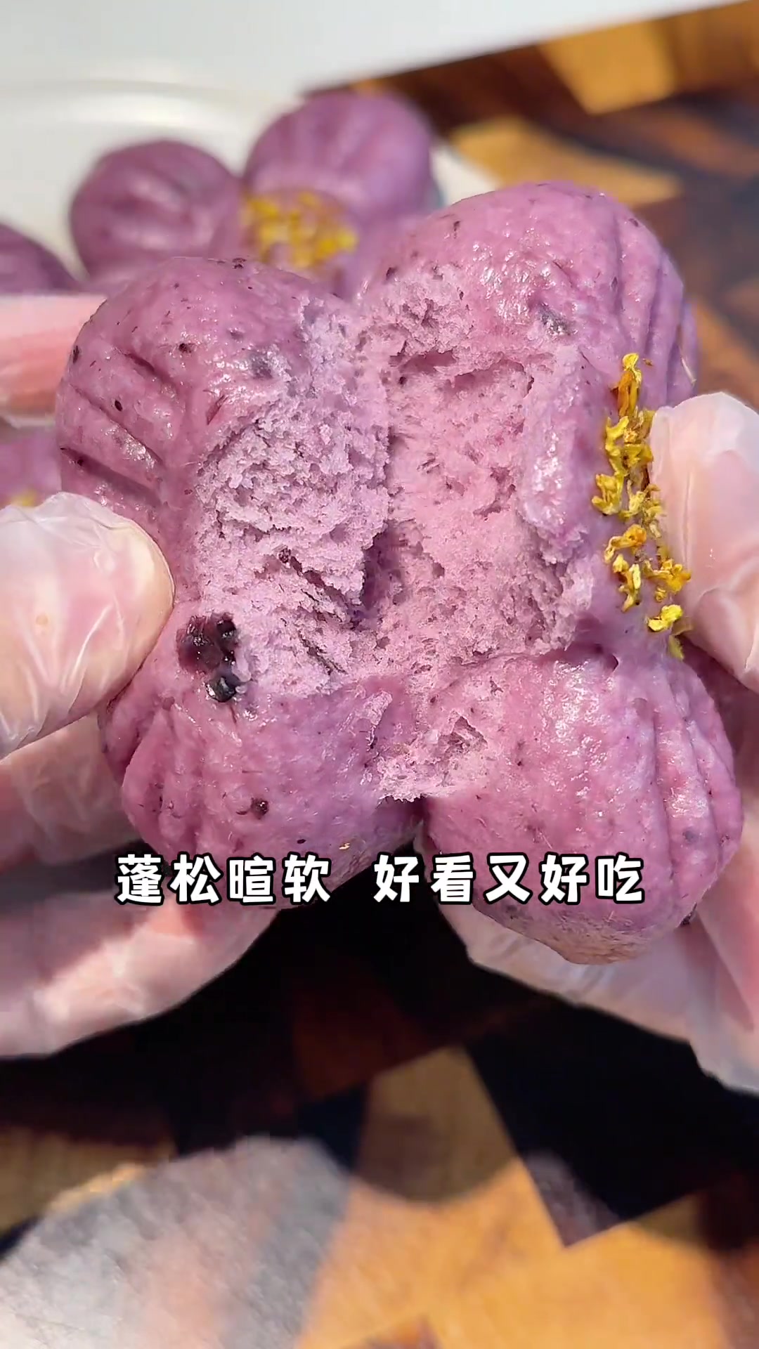 用山药和蓝莓酱做的花朵馒头,蓬松煊软,好看又好吃,剩下的山药做成甜品蓝莓山药泥,孩子很喜欢