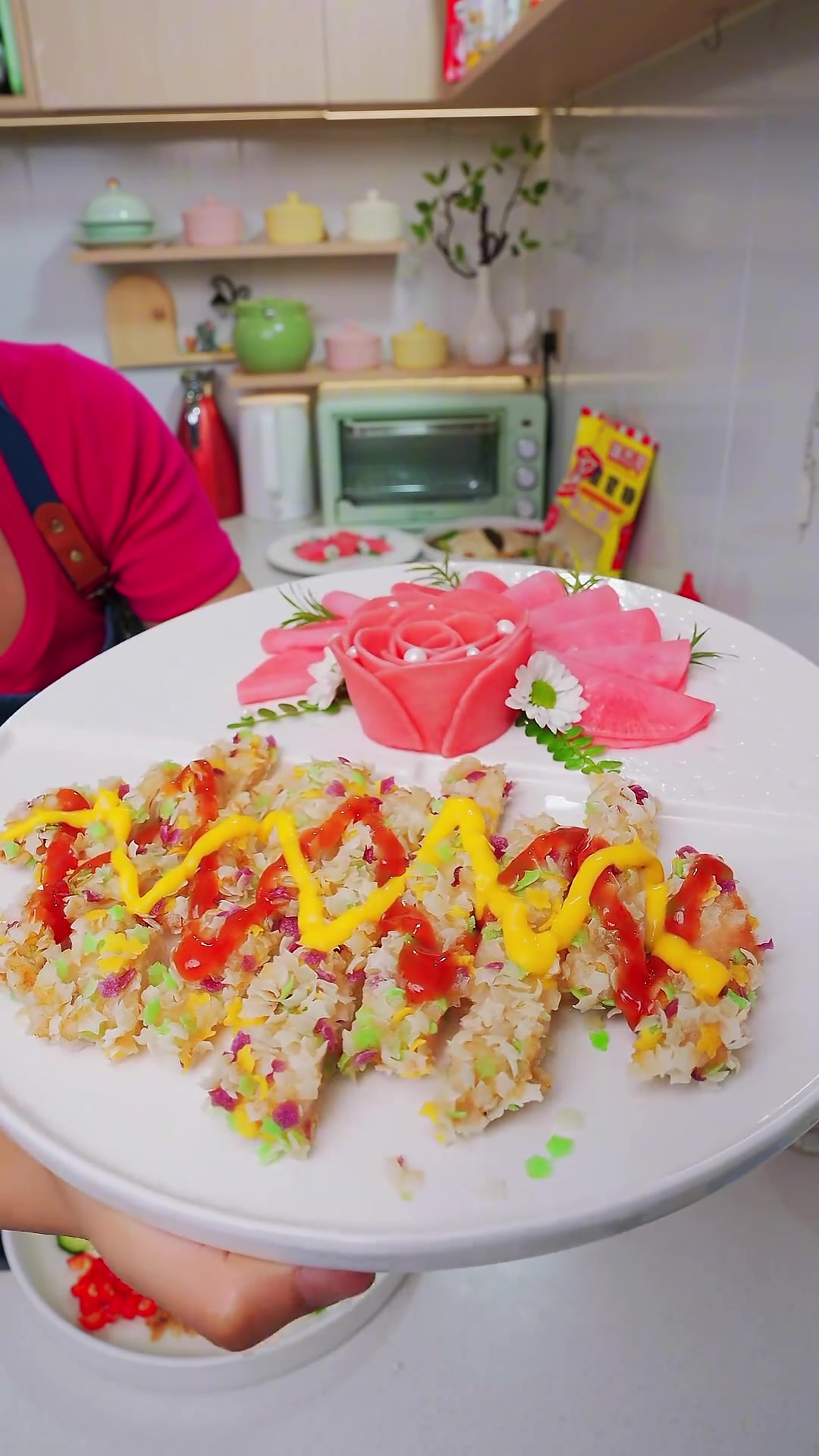 鸡排裹上星星面包糠，外酥里嫩，好吃到舔手指