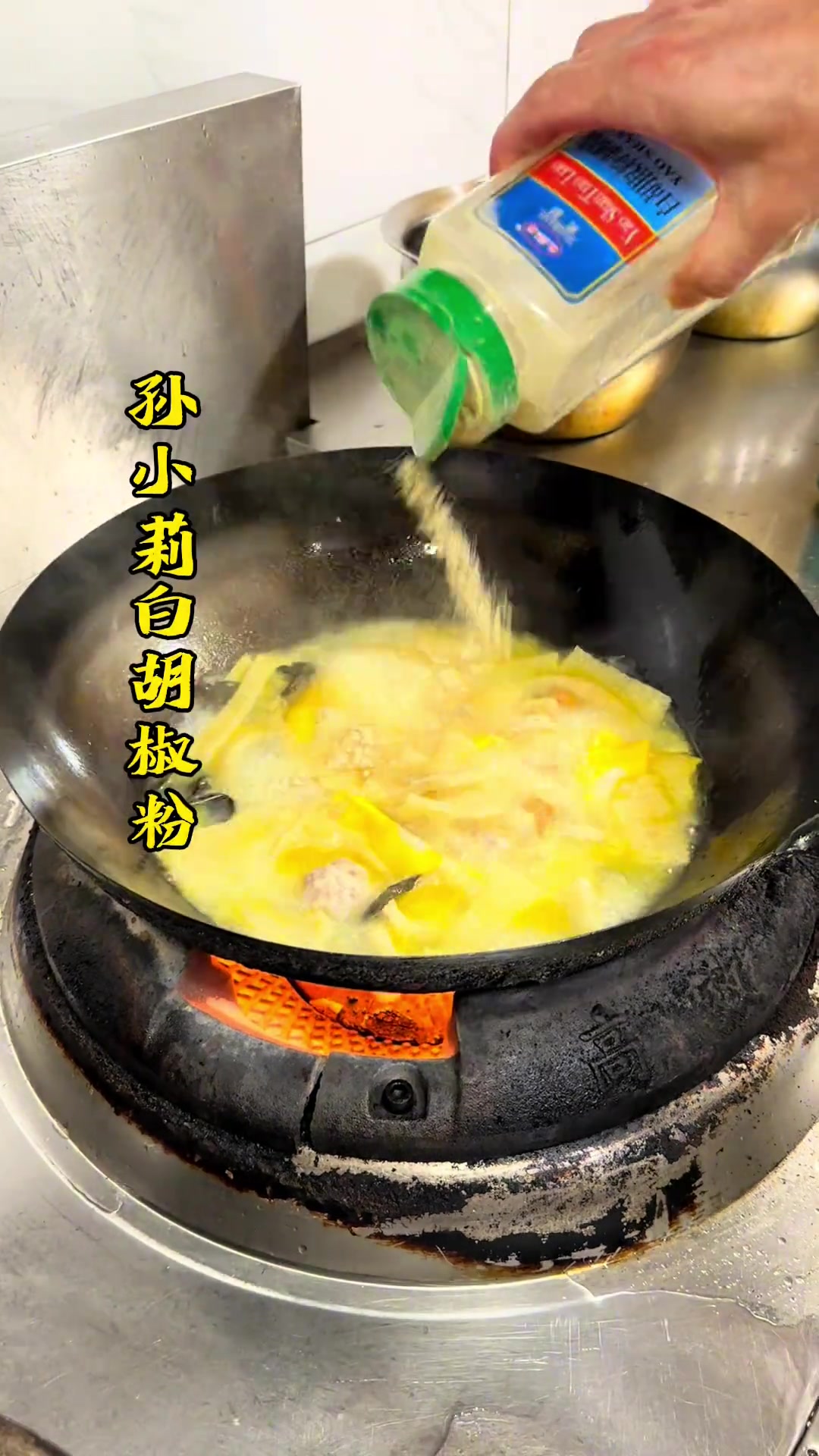 天热了在家没胃口的时候试试这道菜三鲜烩蛋饺汤鲜味美既能喝汤又能吃肉