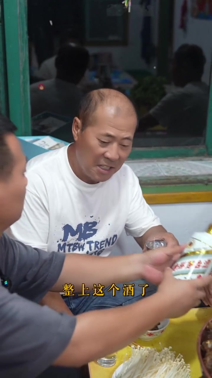 我认为父子之间必须得多沟通沟通感情,真的非常重要,今天做个“麻辣羊蝎子火锅”一吃一个不吱声