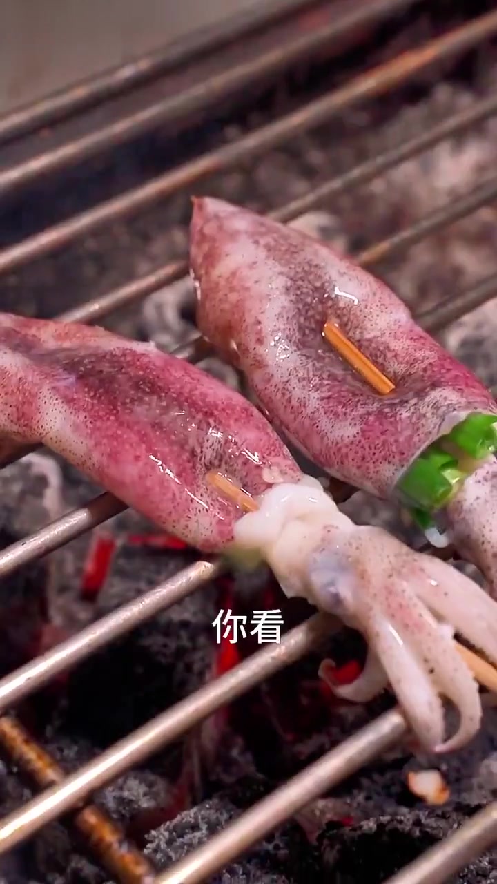 炭烤鱿鱼插葱教学