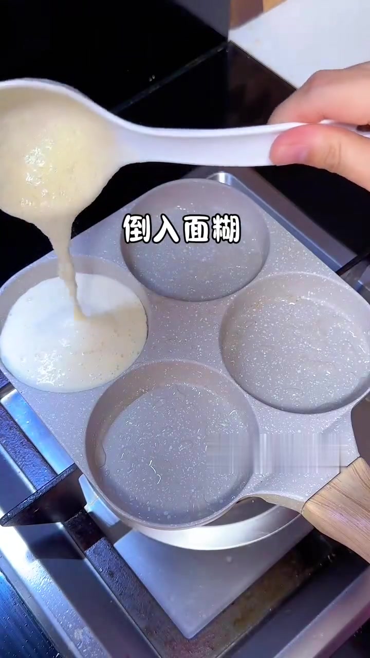 小朋友早餐:鸡蛋肉汉堡+苹果燕麦奶。自己在家就能复刻路边摊同款,鸡蛋肉汉堡,小朋友连连夸赞