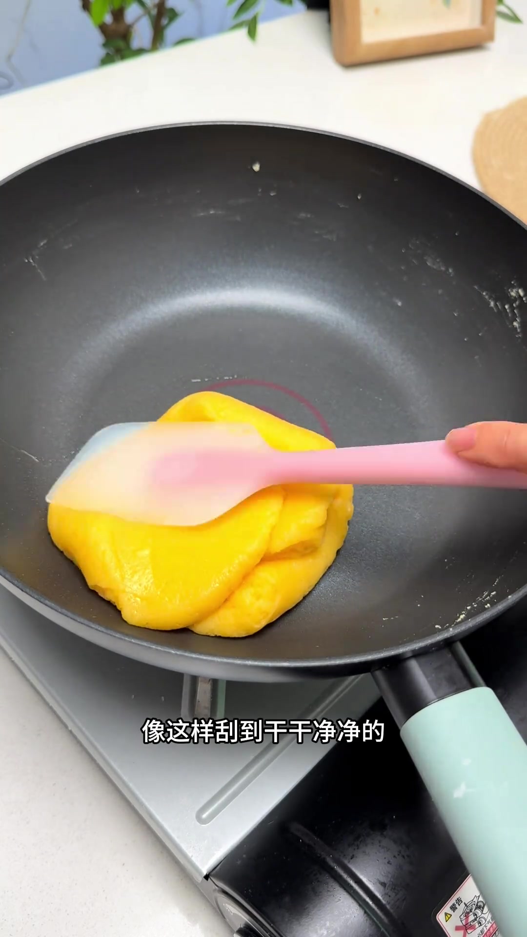 今天做了孩子们爱吃的奶黄包，奶香奶香的，面皮松软又细腻，真的很好吃