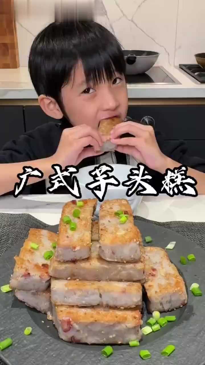自从学会了这个广式芋头糕,我家这个天天喊着要吃,新手轻松搞定特别好吃