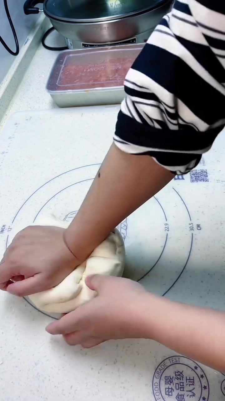 成功复刻了校门口的里脊肉夹馍，软软的空心饼搭配鲜嫩多汁的鸡胸肉，真是简单易做还好吃