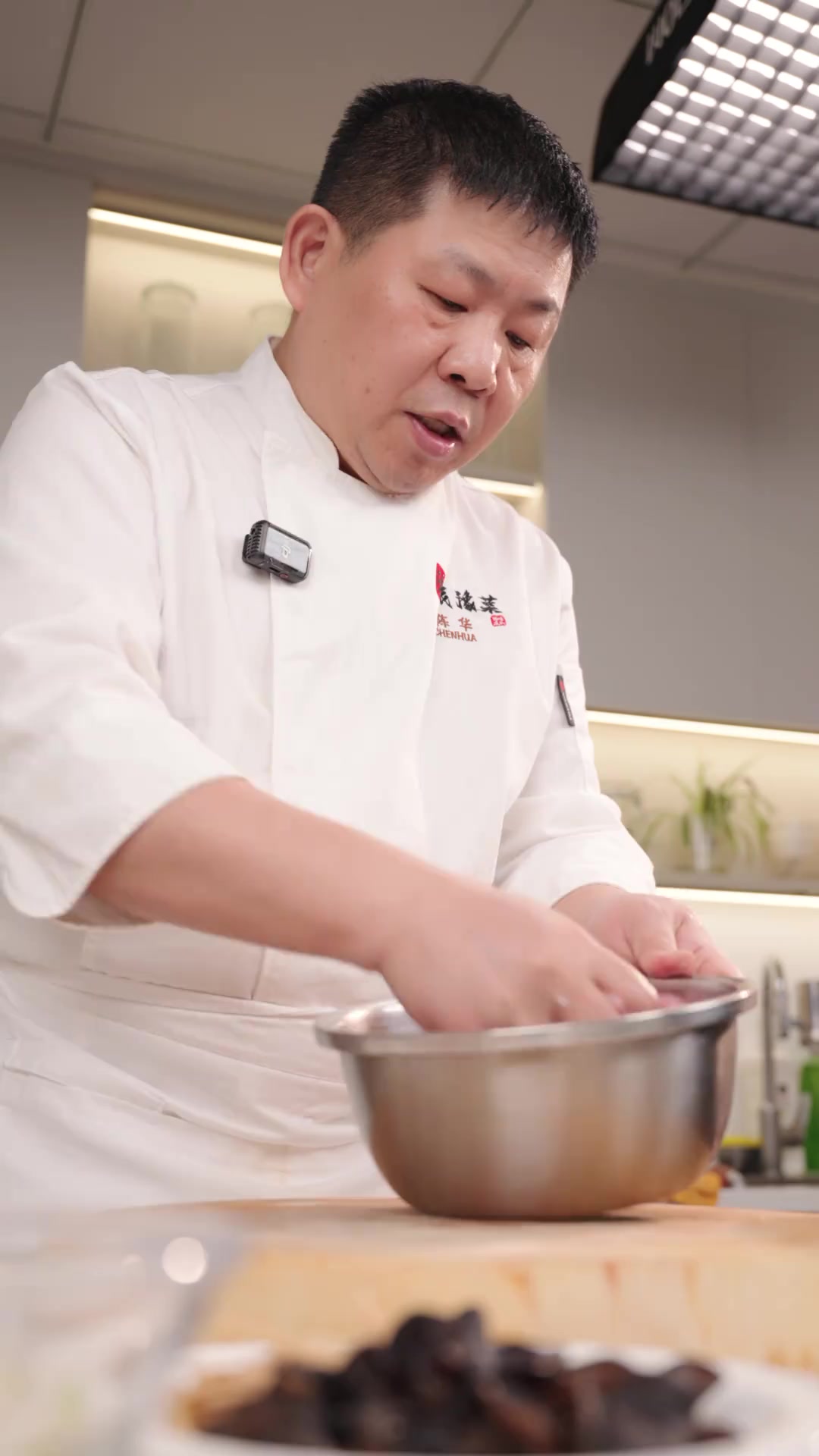 这样做的「酸汤酥肉」久煮不粉,口感滑嫩,酸酸的,辣辣的