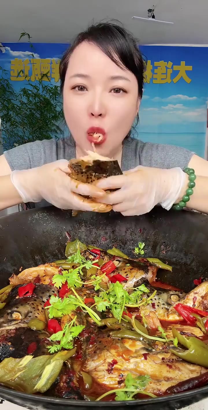 三文鱼头做法:多放葱姜蒜等爆锅,加调料小火炖收汁