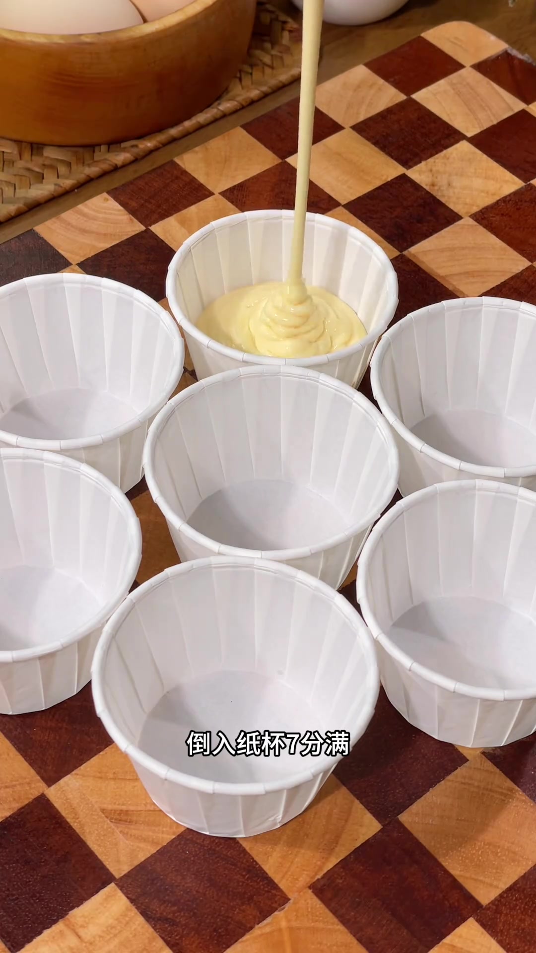 新手小白也能做成功的懒人纸杯蛋糕，只需3种食材就能轻松搞定。蓬松暄软、甜度合适大人小孩都爱