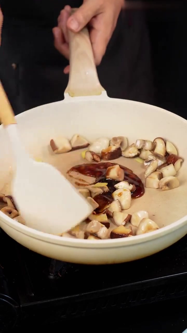 厨房小白秒变大厨!双菇烧豆腐,简易三步,解锁餐厅级美味