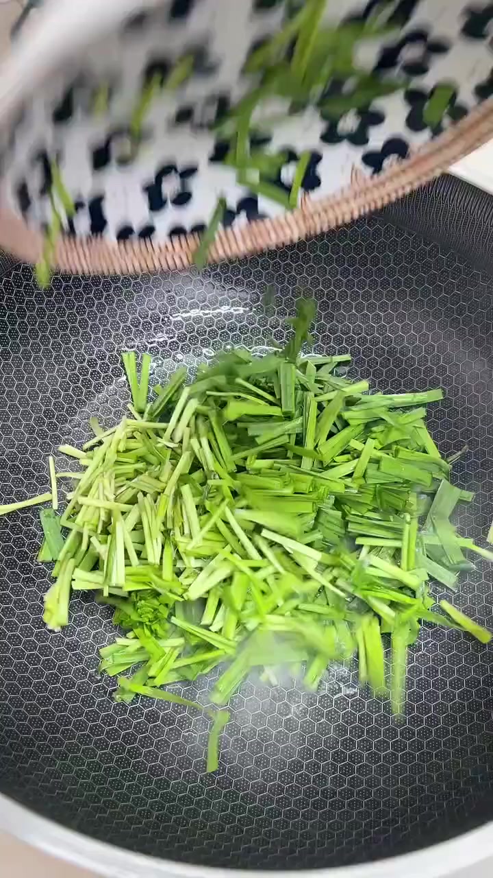 韭菜炒鸡蛋特简单的家常菜,但做法真的有好多种呀,都安排一下吧,看看哪种最好吃