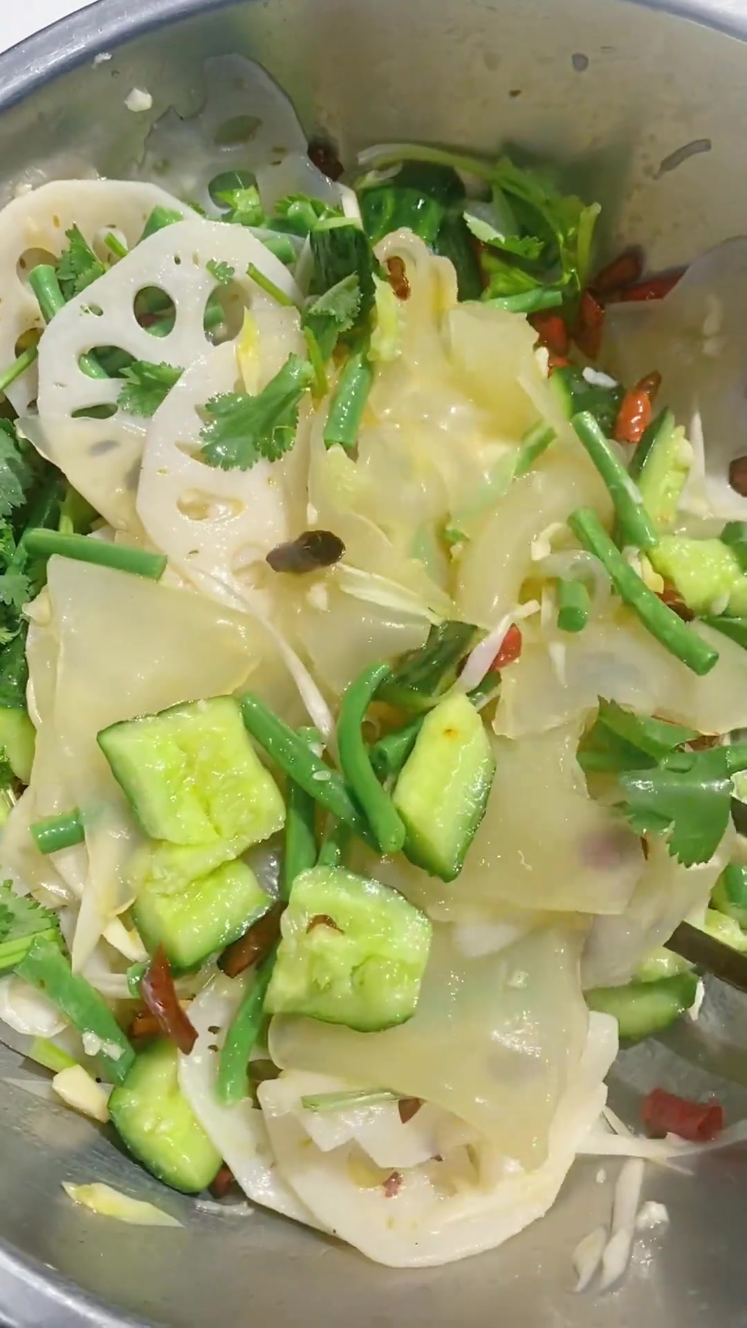 徐州人的夏天必须从一盘凉拌菜开始,特别清爽又特别香,而且不容易吃腻的家常菜～