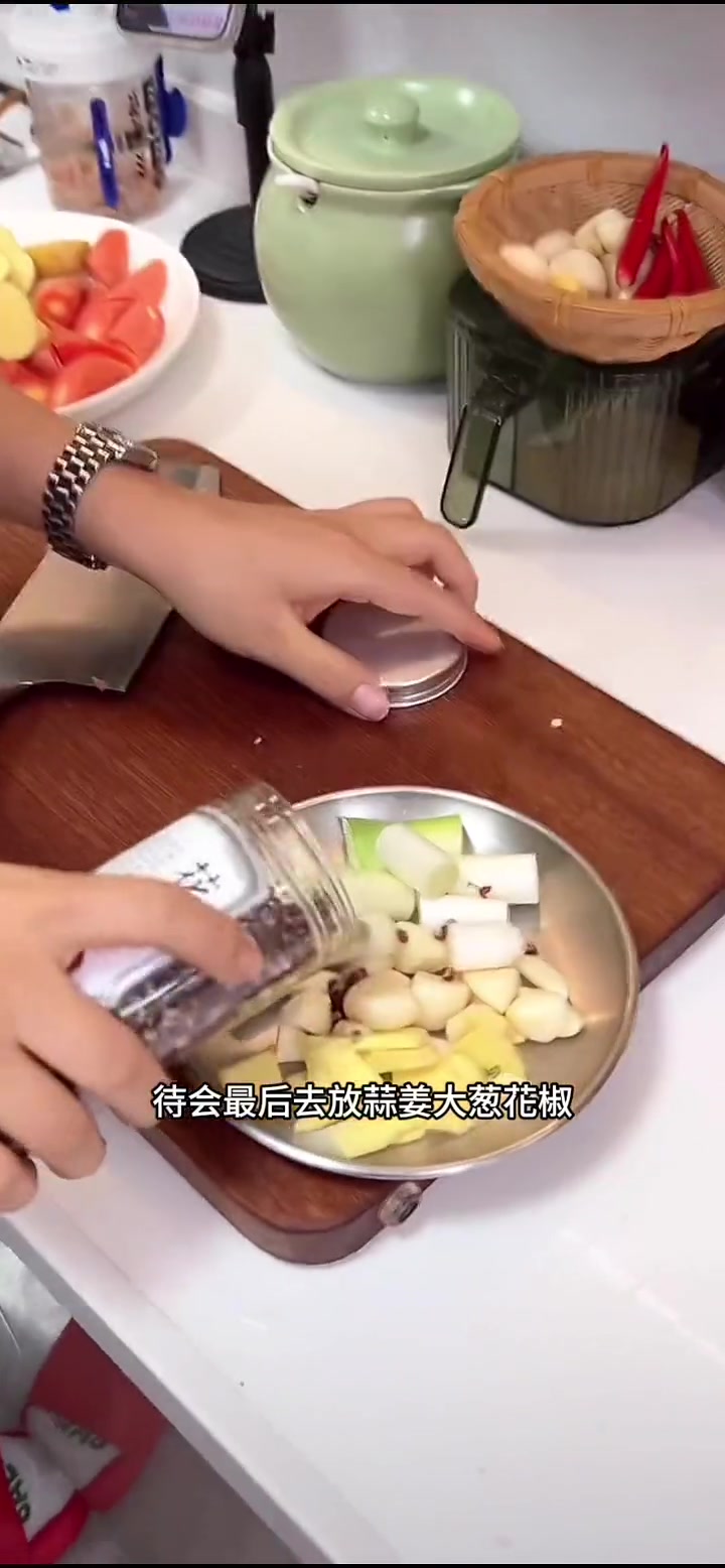饱胀姐妹家常菜|简单的复刻一下在新疆吃到的味道～大盘鸡做法来咯!喜欢的姐妹们一起做起来吧!
