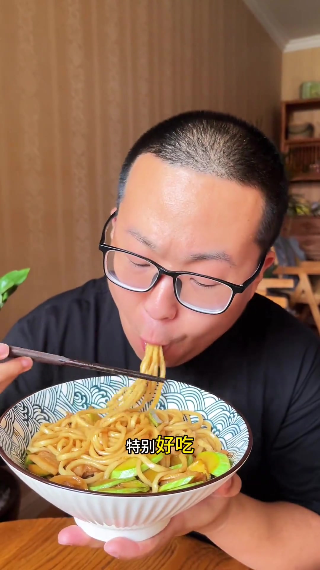 今天吃西葫芦炒肉拌面