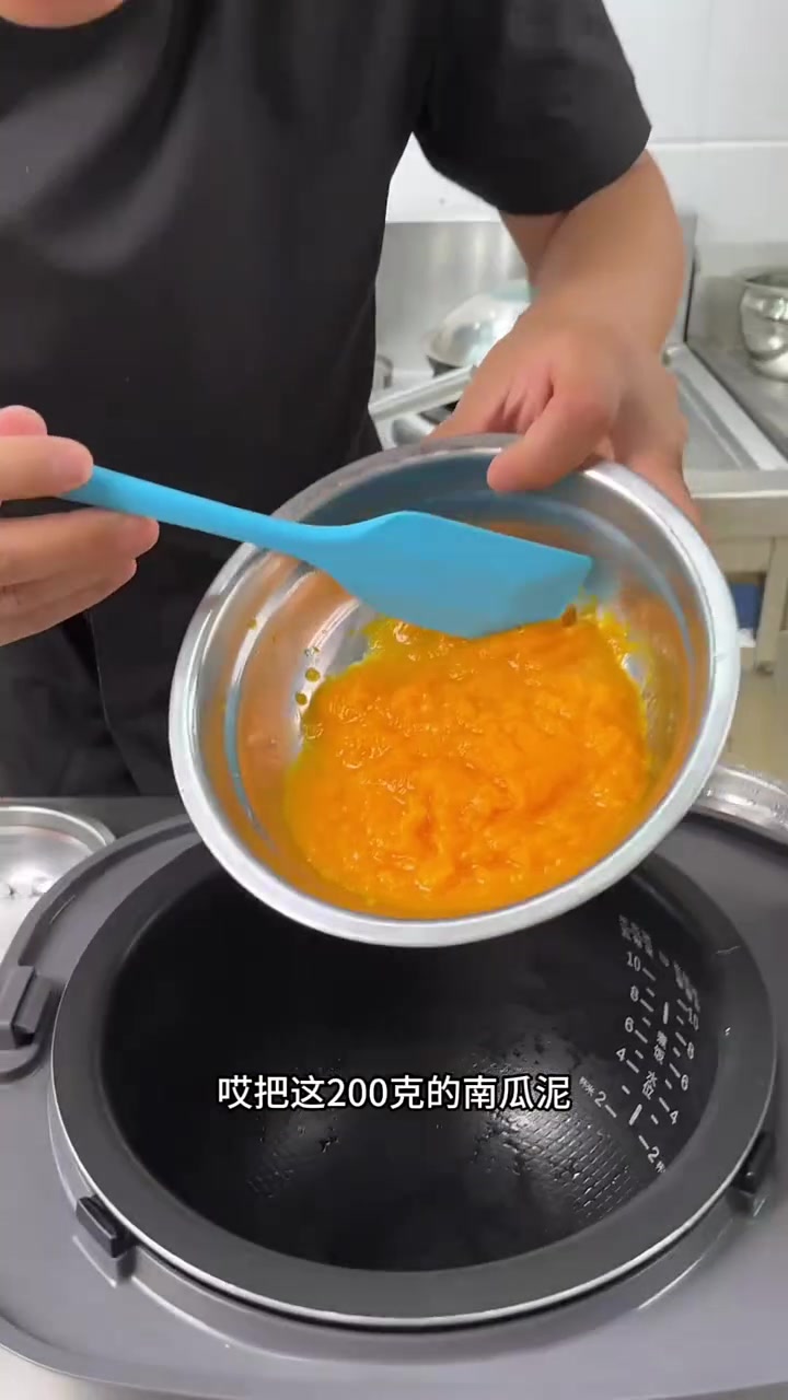 吃不完的南瓜用一个电饭煲做的南瓜发糕太成功啦