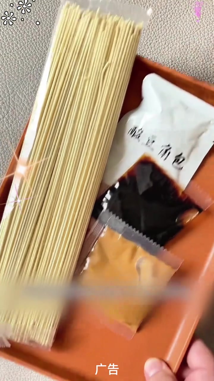 早上起不来给孩做早饭 我都是煮这个热干面 面条上裹满了芝麻酱 吸溜一嘴 可香了