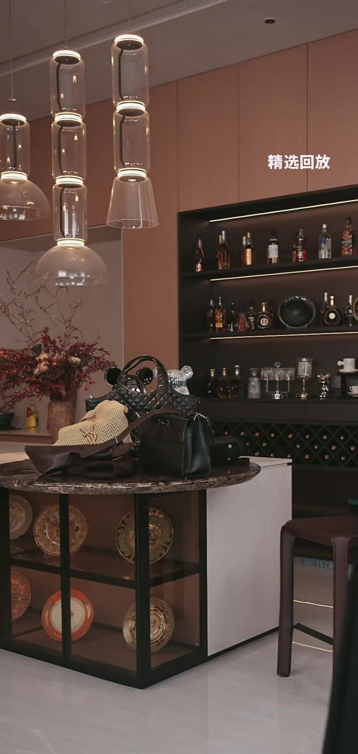时尚红色帽子,搭配休闲衣服,展现独特风格,快来选购!