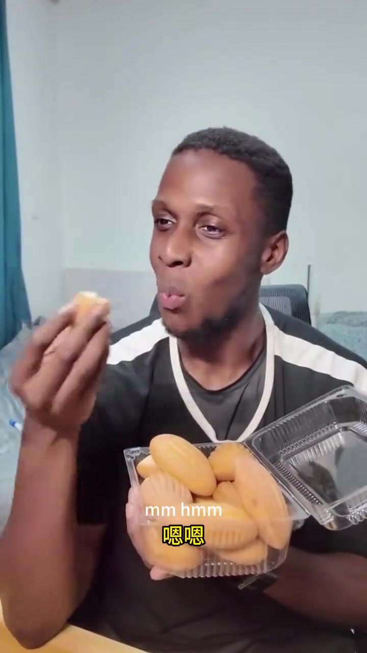 海外博主在中国路边买的贝壳蛋糕真的超级柔软