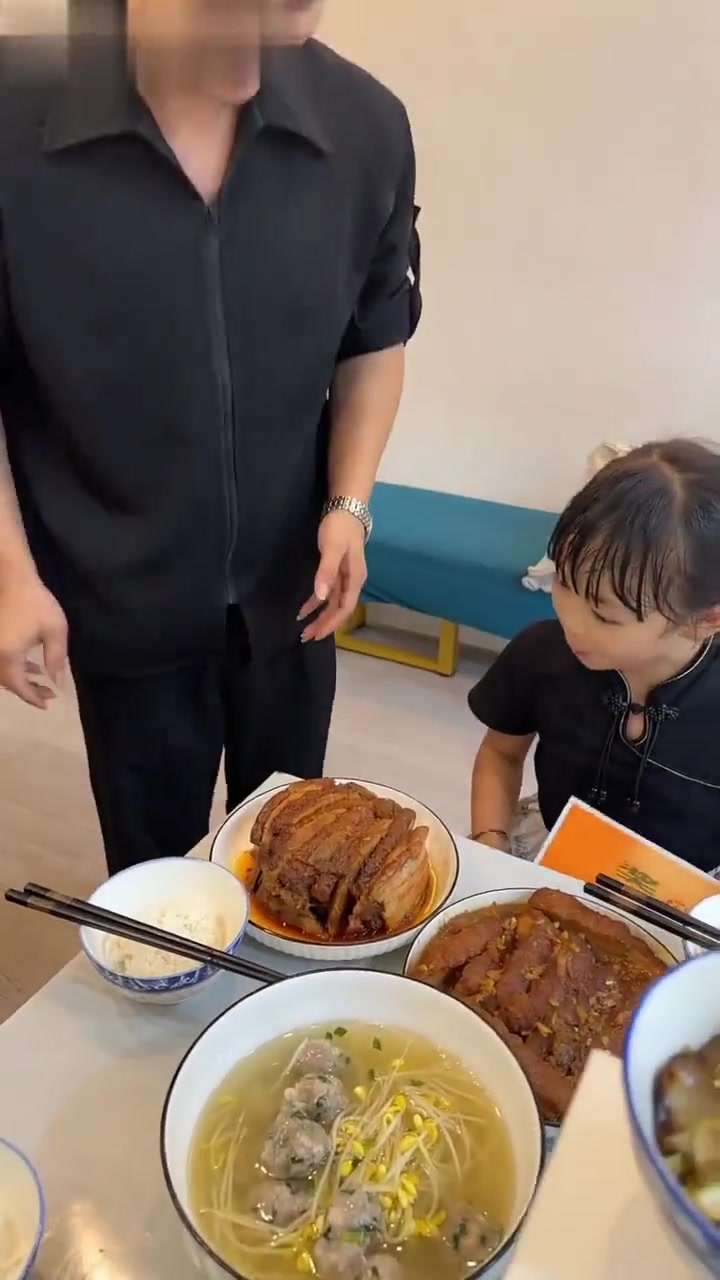 扣肉妹妹:三天没吃扣肉了