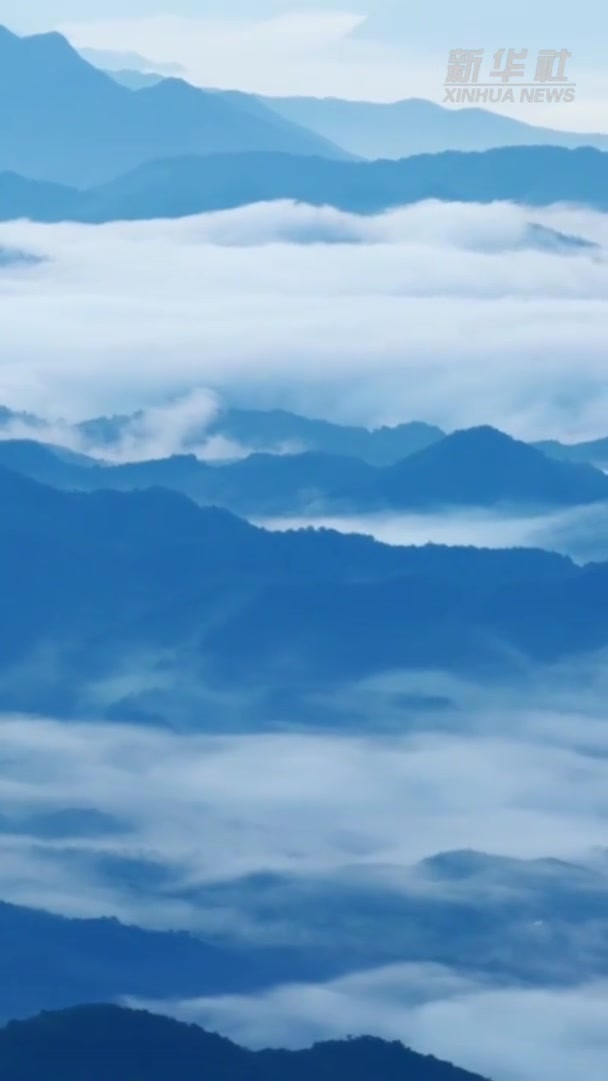 「秋雨过后：云海似仙境 风景美如画」秋雨过后，多地出现壮美的云海景观，轻纱漫卷，宛若仙境。