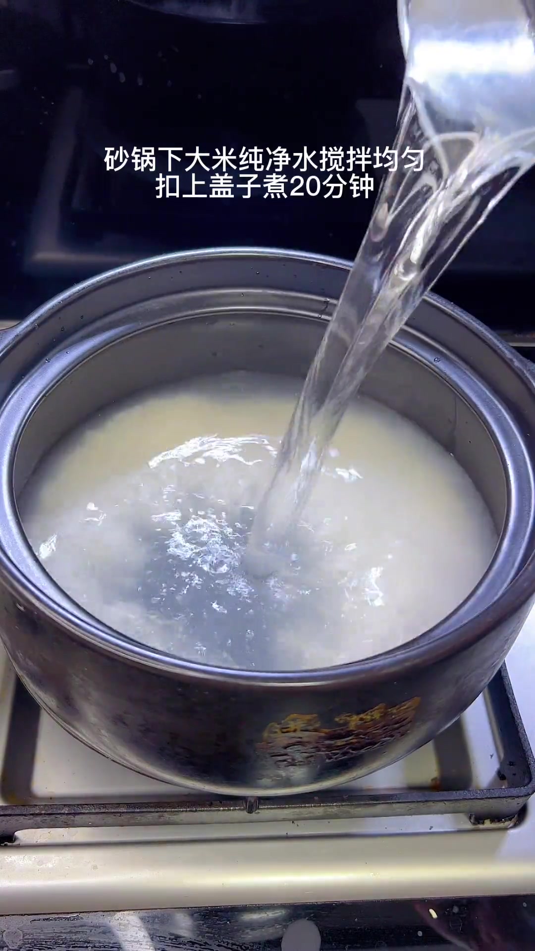 天气热了煮一锅皮蛋瘦肉粥喝,鲜香味美连喝三大碗