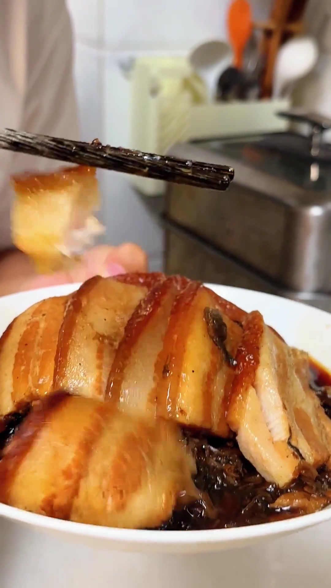 这碗梅菜扣肉真的绝了，颤颤巍巍的，梅干菜的甘甜和肉质的醇香完美结合！