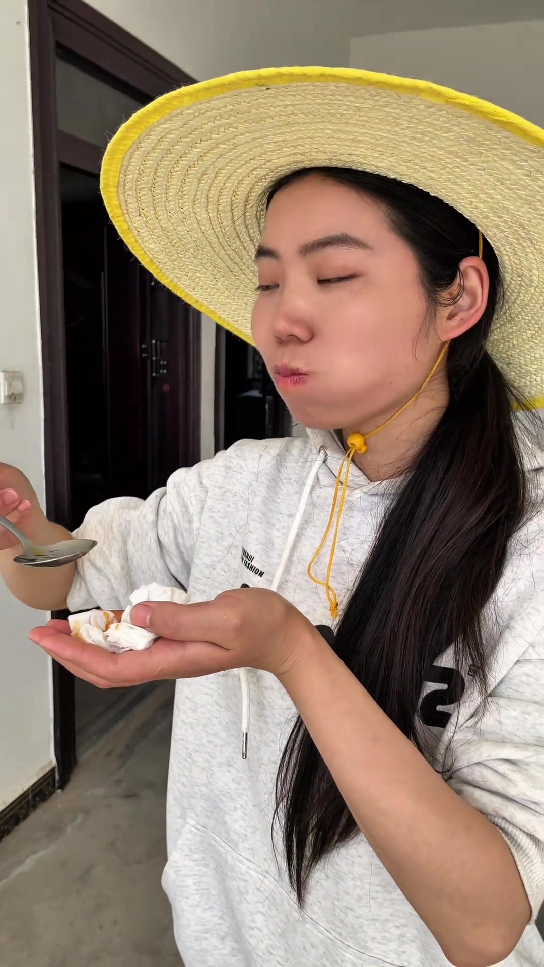 不需要1颗黄豆,只要叶子和草木灰这2样,就能做出像果冻一样的翡翠豆腐,你们吃过没有