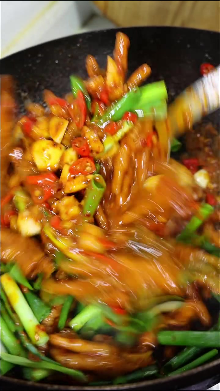 这个辣度的炒鸡爪,吃起来超绝超香!