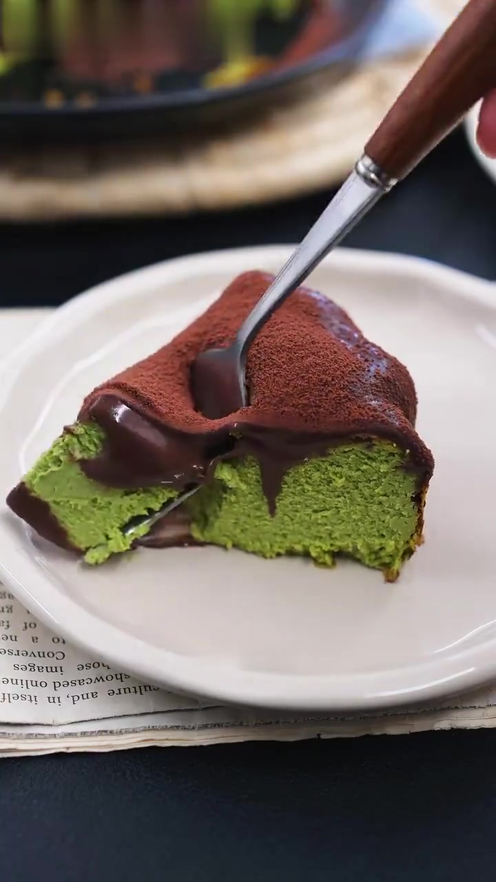 爆浆警告！熔岩巧克力抹茶巴斯克蛋糕