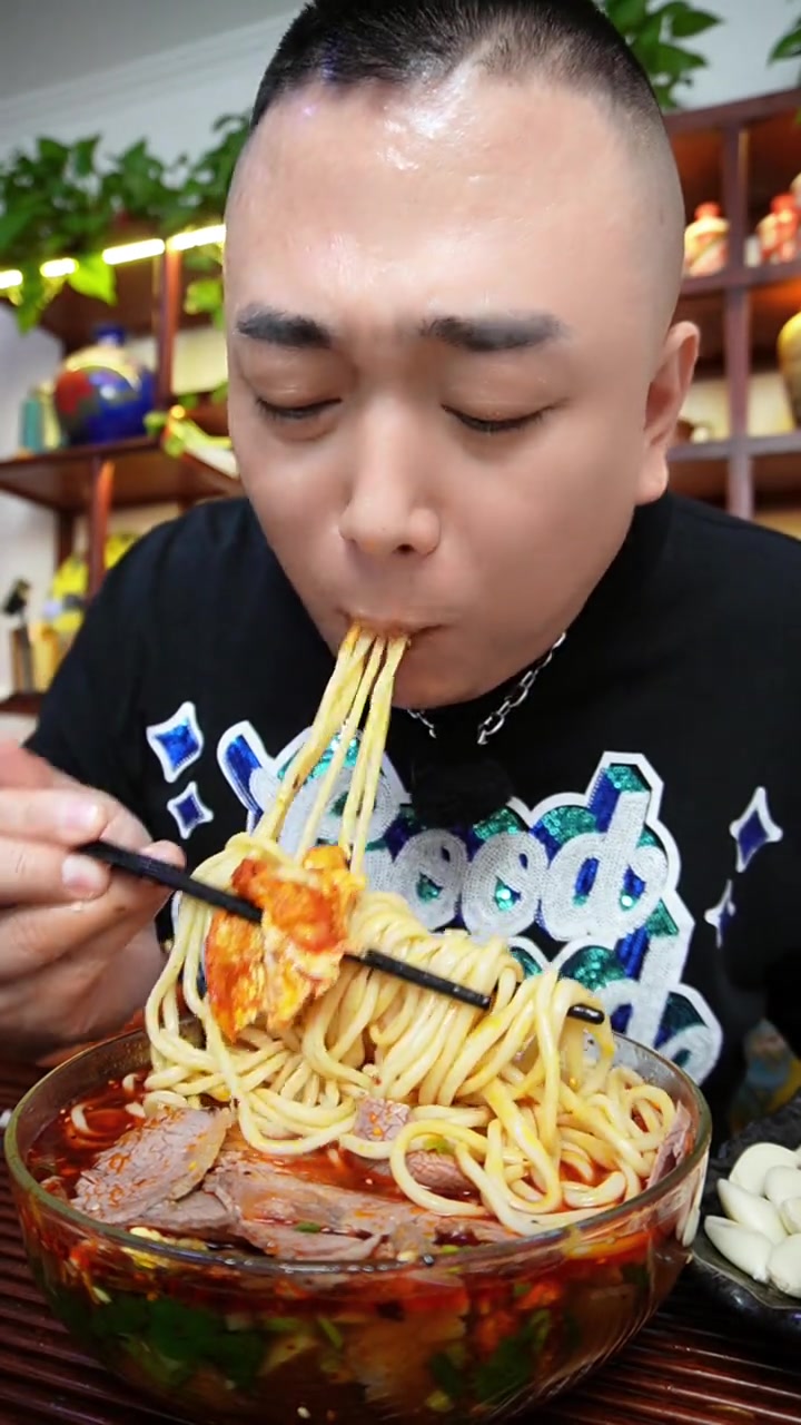 这头天喝多了，第二天来一碗兰州牛肉面，配上半斤牛肉，吃的那是真舒服