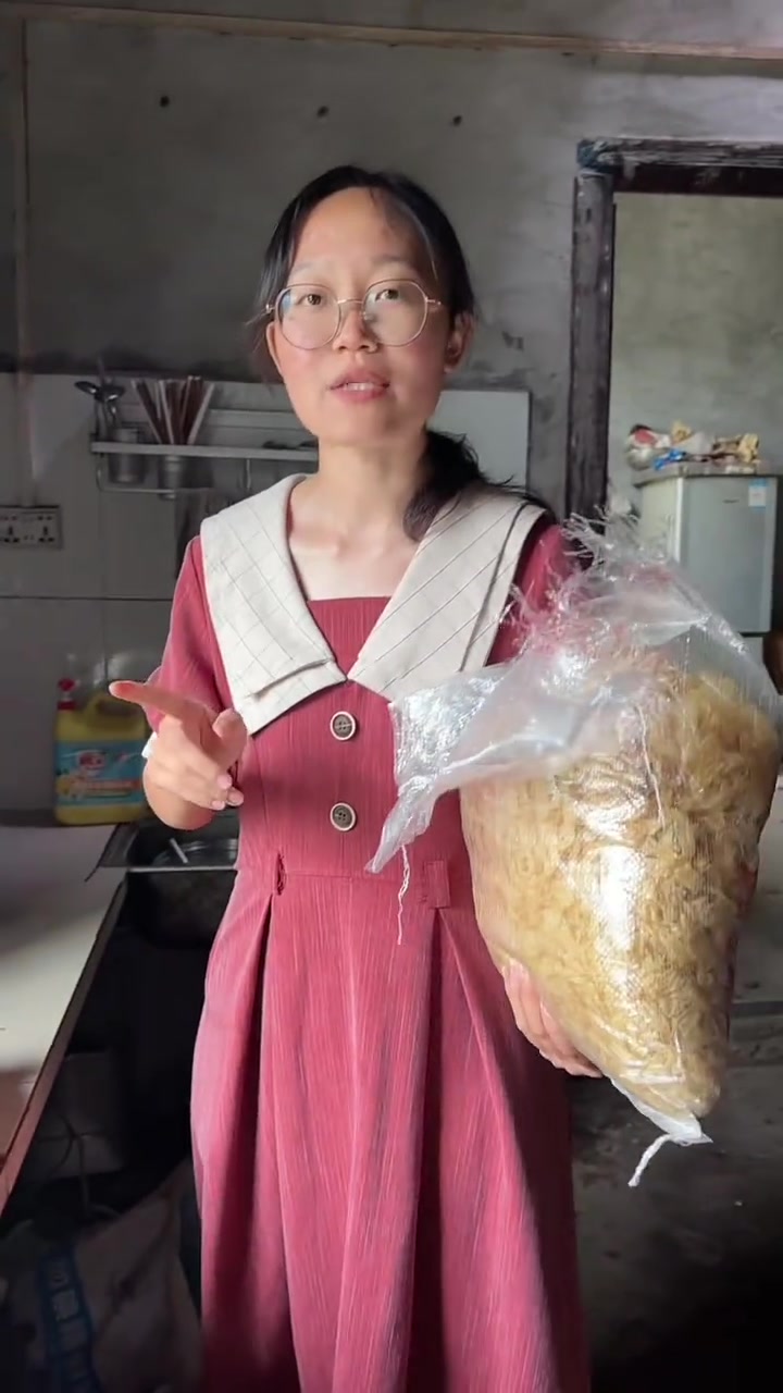 河南外孙女给四川外婆做韭菜炒干豆皮,姥姥一直用慈善的眼光看我