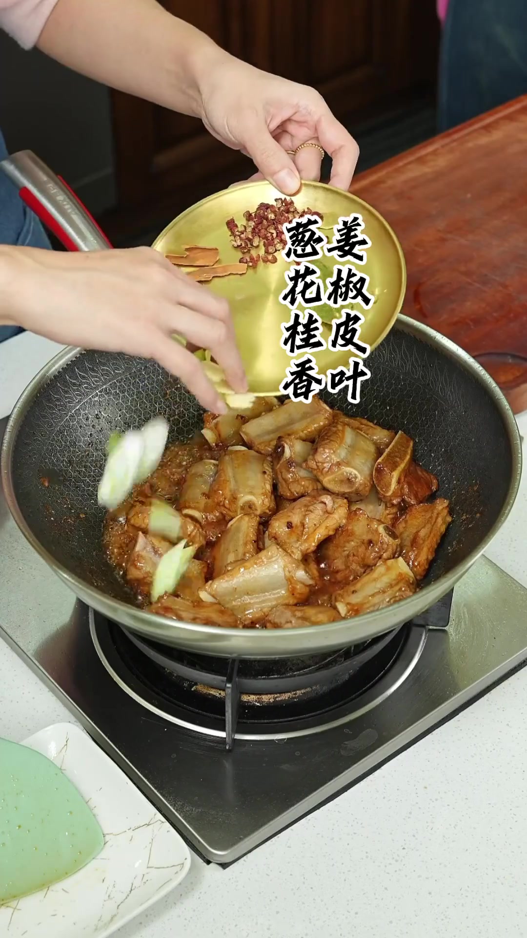 这是我家一周能吃三次的红烧排骨,做法简单,大人小孩都爱吃