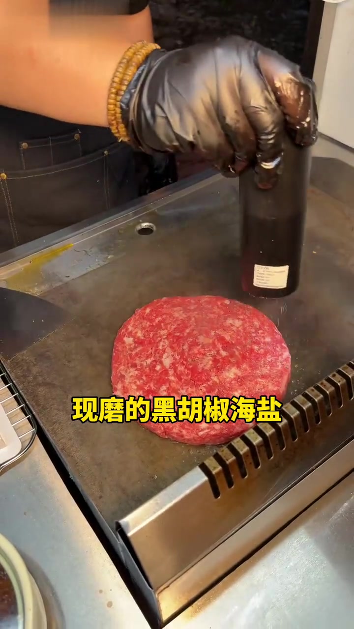 街头现巨型定制汉堡，竟加一整颗鸵鸟蛋