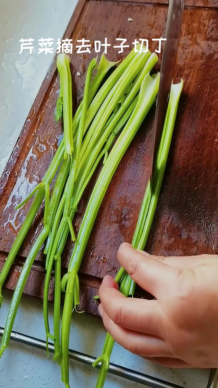 芹菜别再炒肉吃了,炒个外婆菜,一顿能干三碗饭