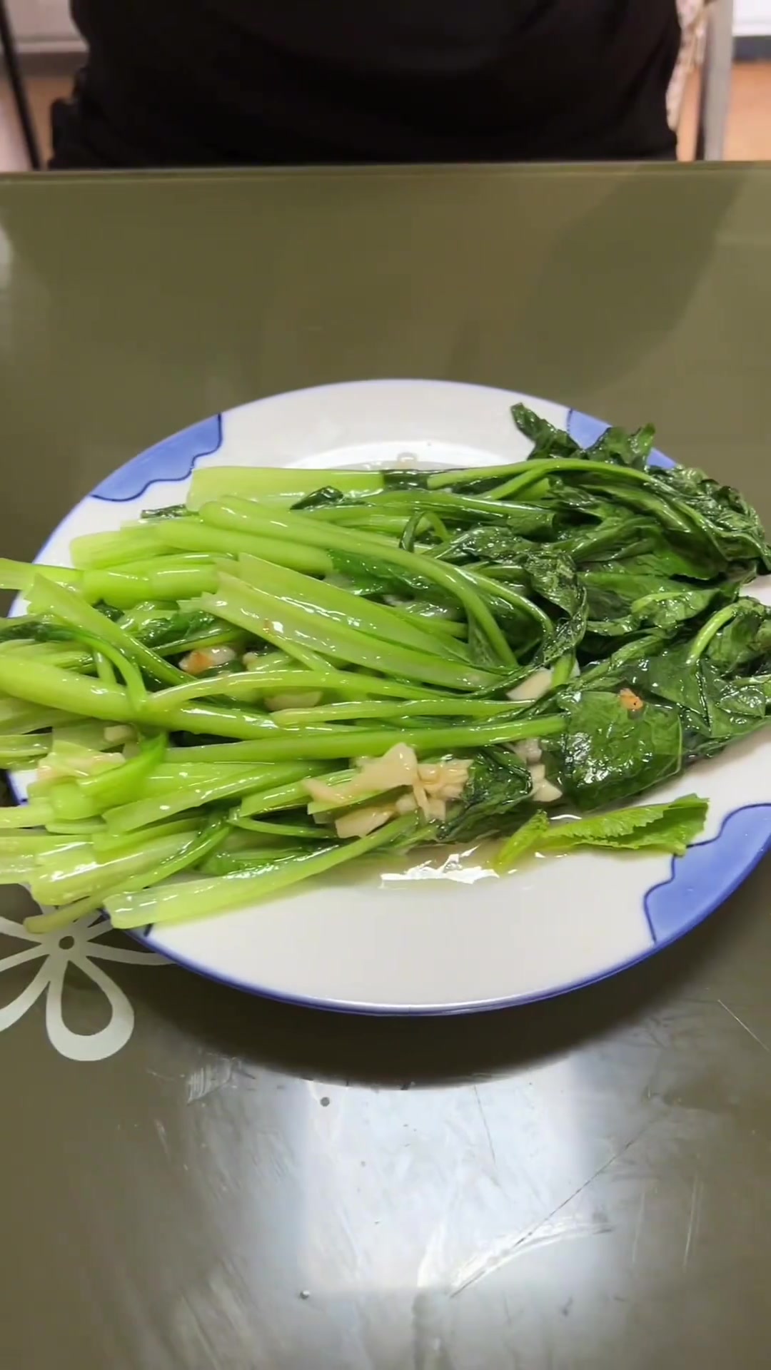 好吃的蒜蓉小白菜做法，老伴却嫌太素！