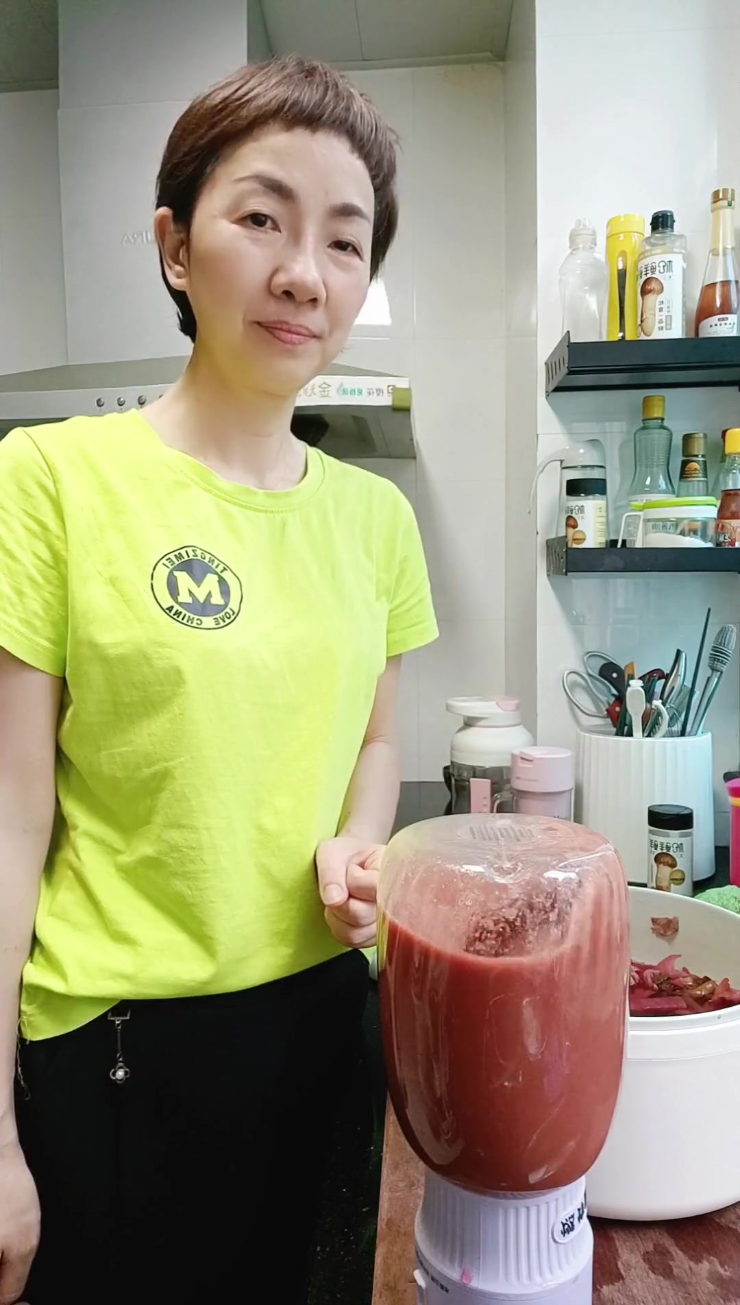 今日份蔬菜汤配料有:甜菜根灰树花紫甘蓝小白菜芦笋西红柿南瓜丝瓜胡萝卜今天照片忘了拍,就把字