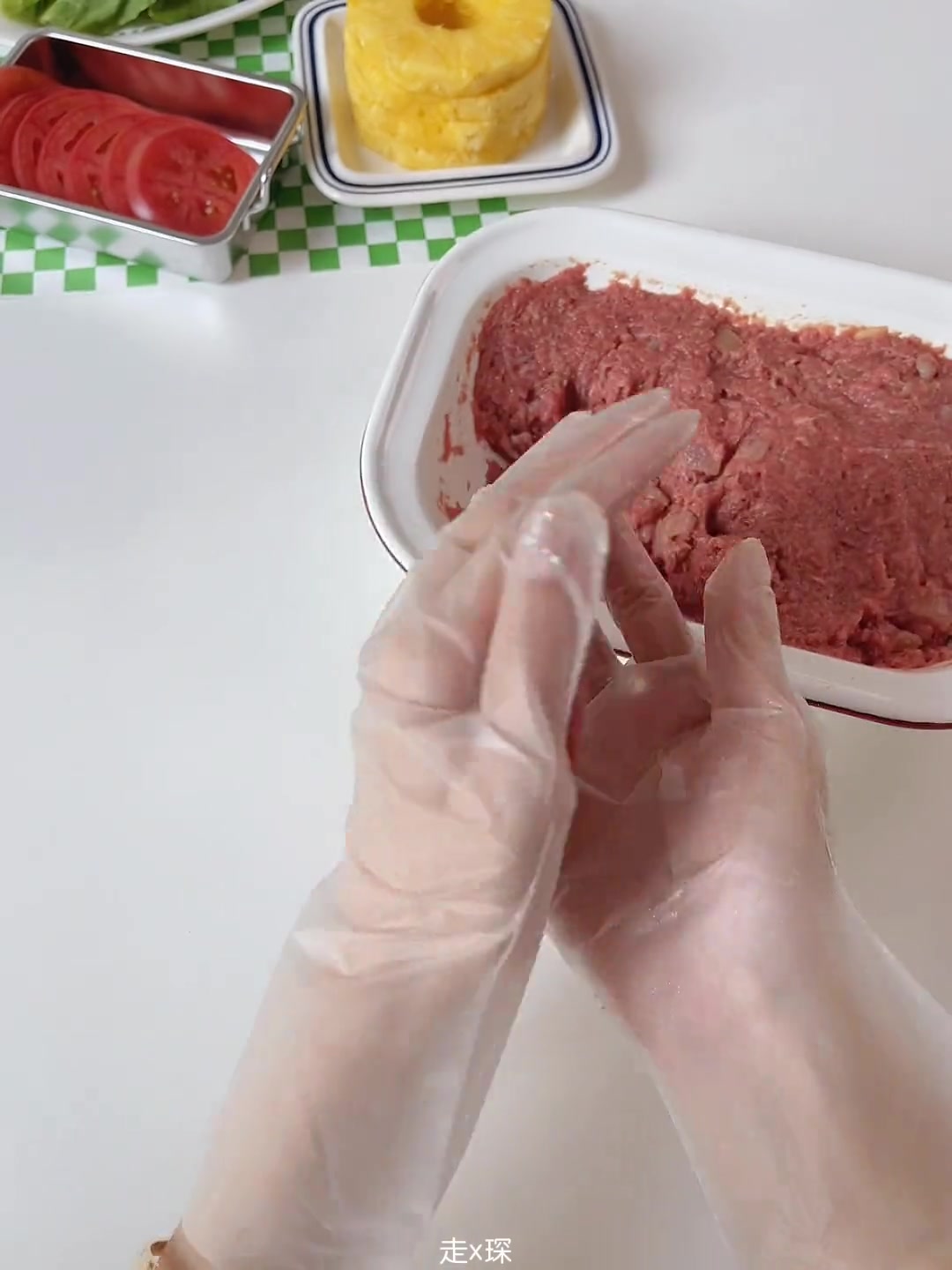 自制铁板凤梨牛肉汉堡,一口咬下去,超满足!