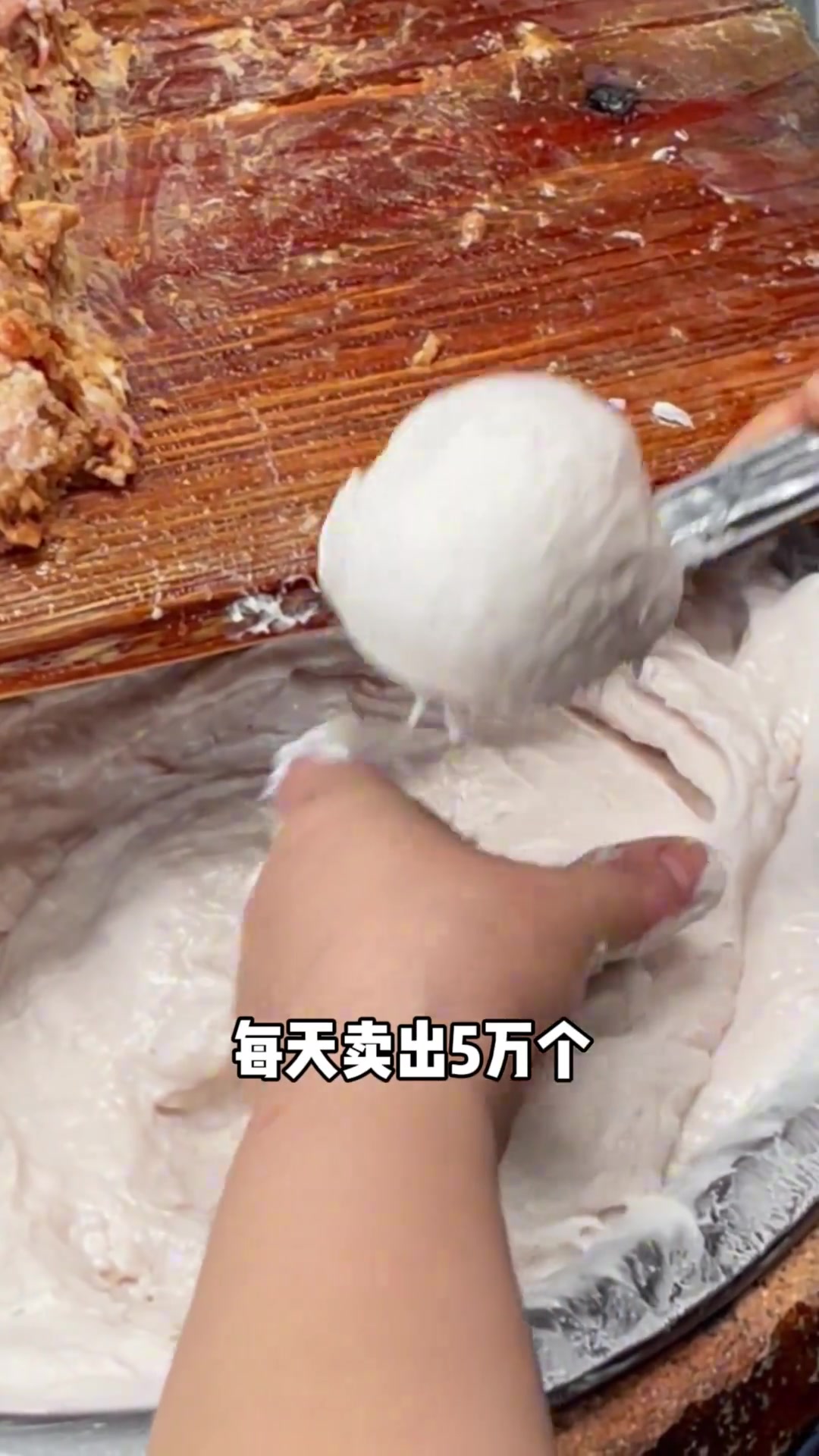真没想到,这么一颗鱼丸包含了鱼肉和猪肉两种美味,真是吃货的福音啊
