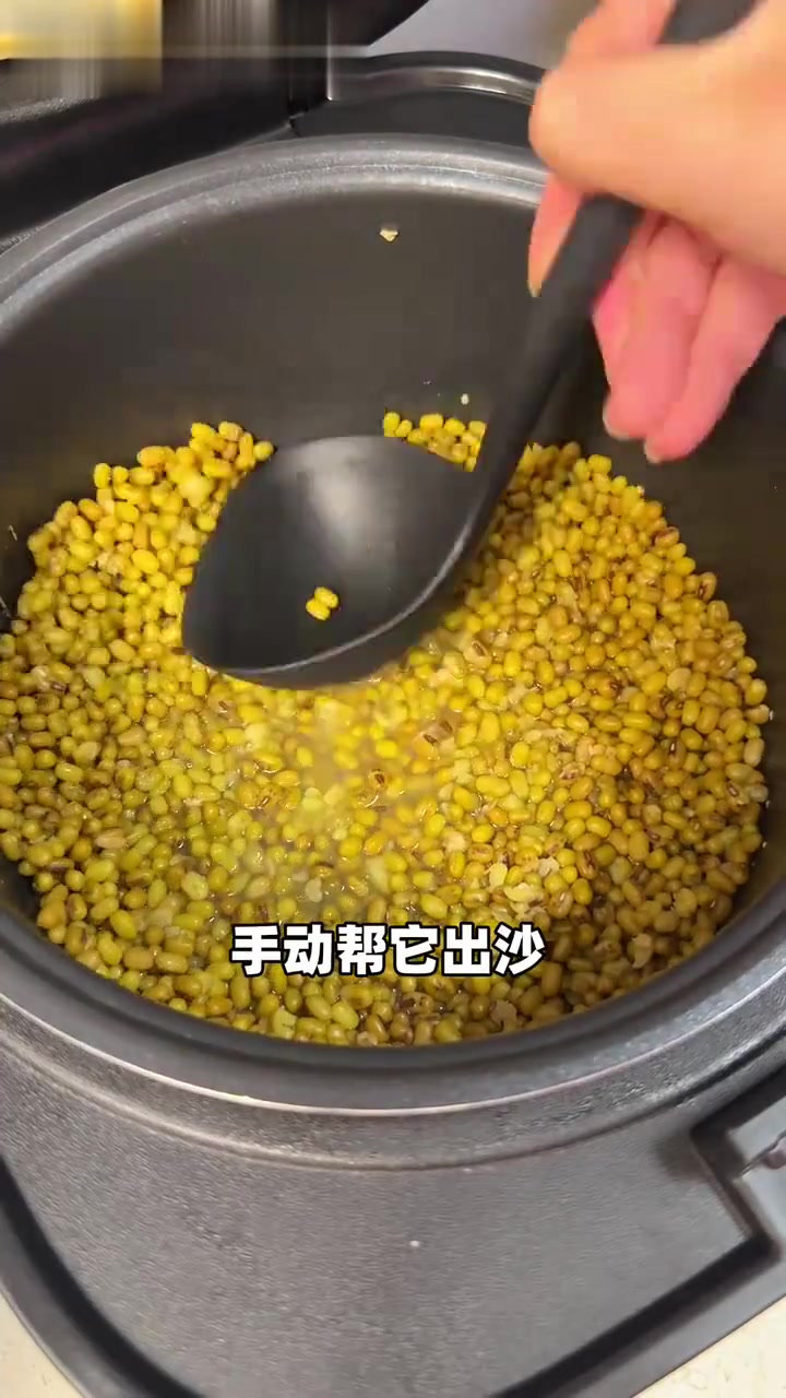 早餐vlog电饭煲绿豆沙西米露+5分钟懒人凉皮+金针云耳蒸鸡