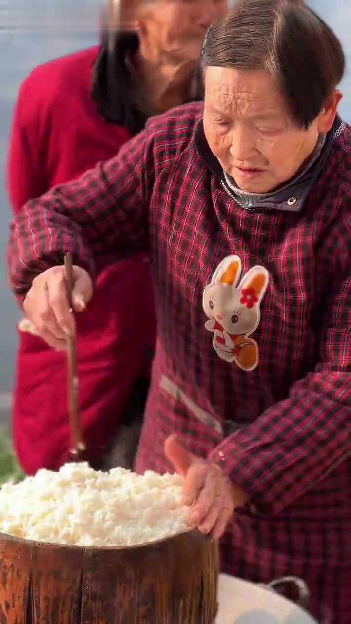 传统蒸笼饭好香,突然想吃奶奶做的饭了……