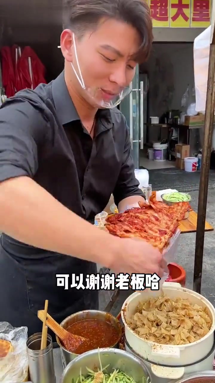 校门口10块一个的里脊肉饼！是来报恩的吧！