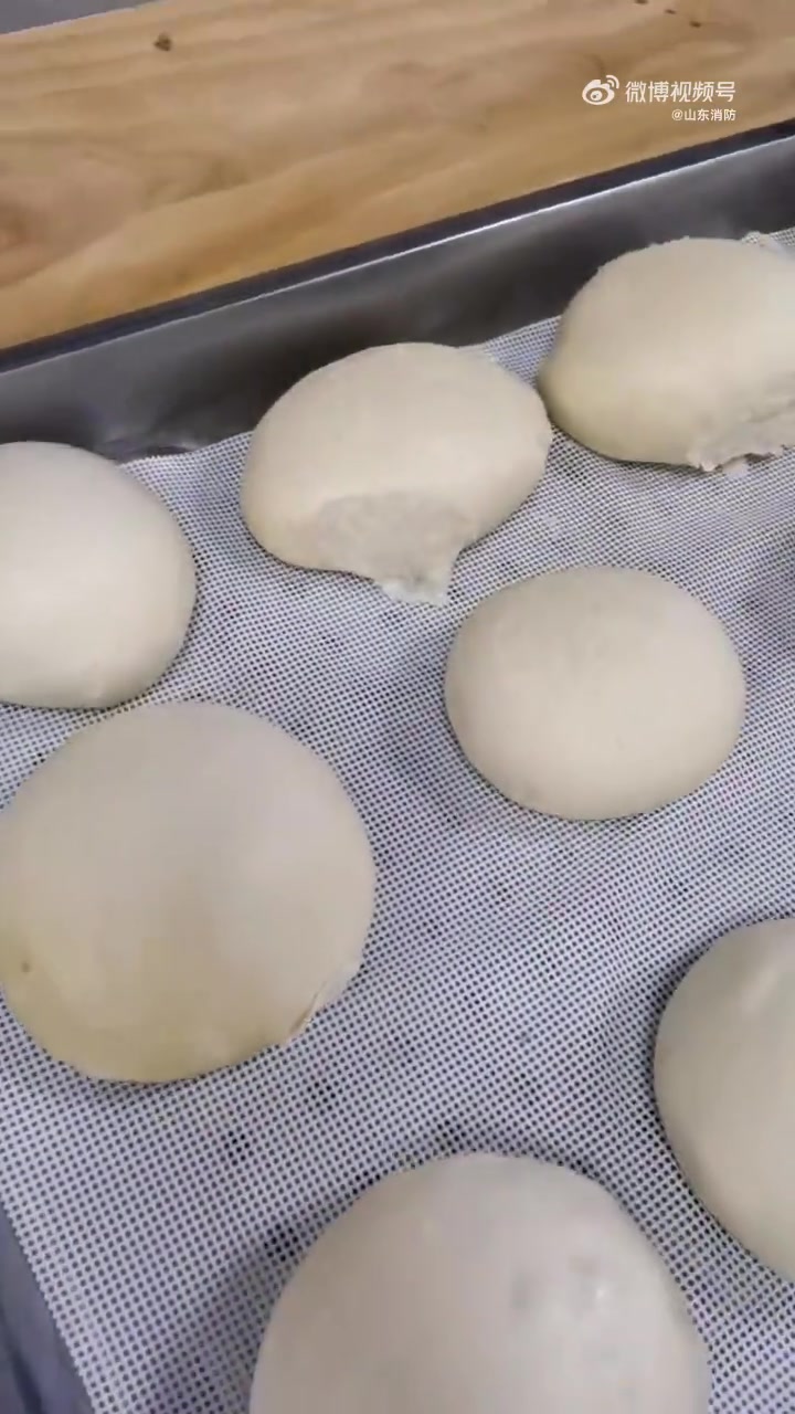 论对面食的偏爱,山东必须拥有姓名!刚出锅的大饽饽冒着热气,麦香直钻鼻腔,这一口扎实的满足感